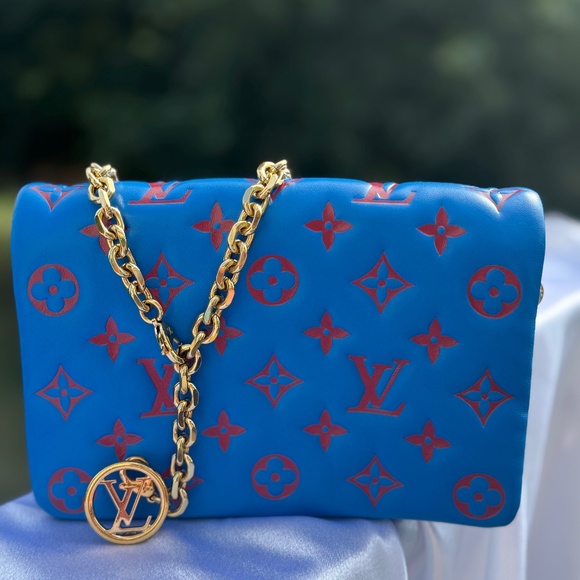 Louis Vuitton Coussin PM in limited-edition blue lambskin embossed with COA - Picture 1 of 7